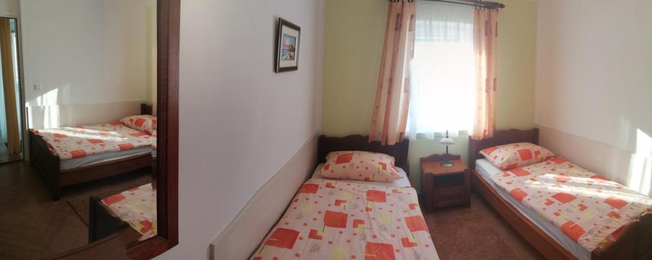 Apartments Tina พูลา ภายนอก รูปภาพ