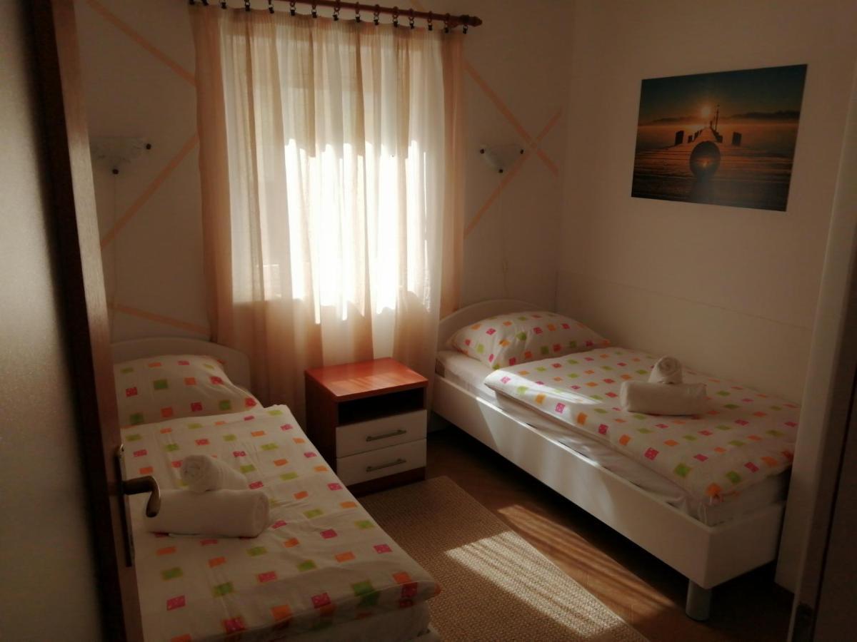 Apartments Tina พูลา ภายนอก รูปภาพ